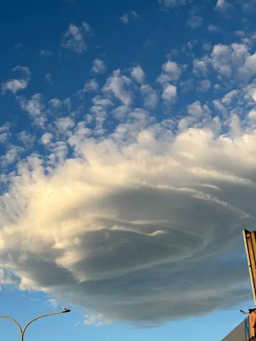 ▲台北市天空昨日出現如同幽浮般的巨大雲朵，民眾目擊後紛紛將這奇景拍下來。（圖／臺北天文通）