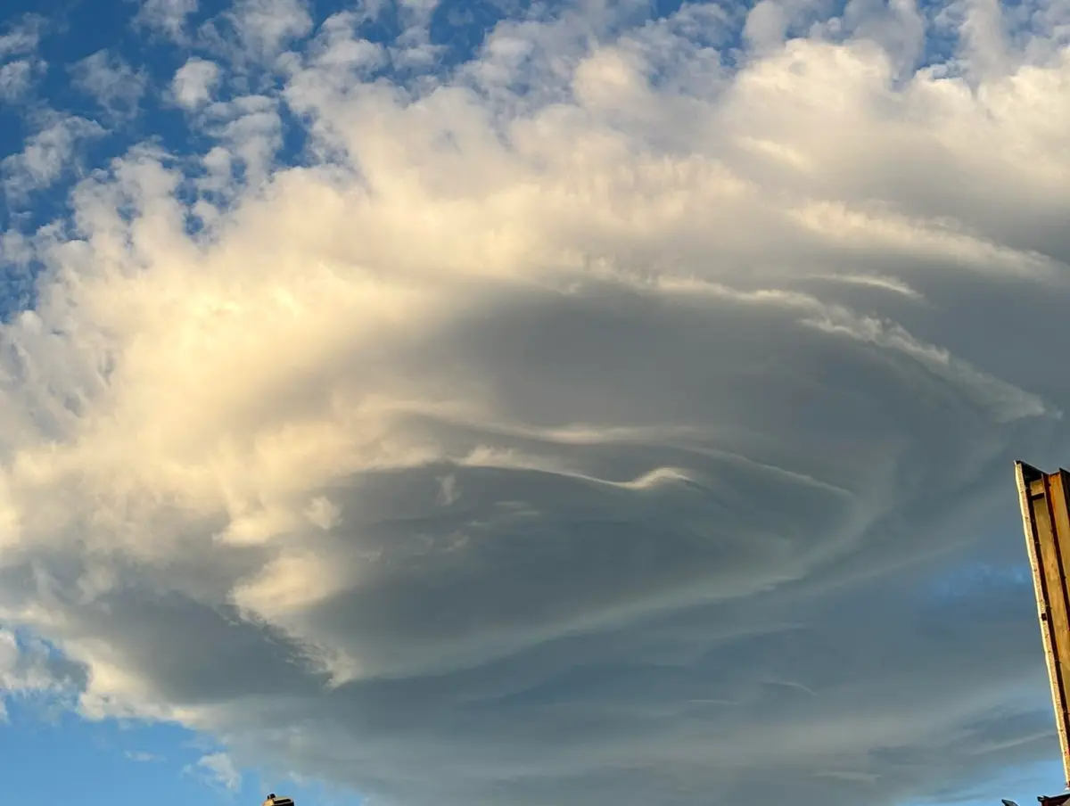 ▲台北市天空昨日突然出現「巨大幽浮雲」，讓在地民眾全被奇景震撼，就連台北天文館也特別出面回應。（圖／臺北天文通）