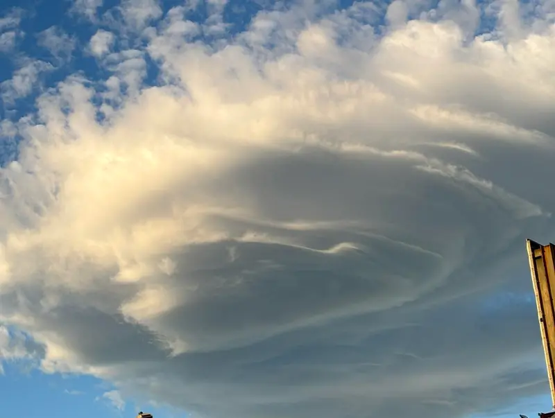 ▲台北市天空昨日突然出現「巨大幽浮雲」，讓在地民眾全被奇景震撼，就連台北天文館也特別出面回應。（圖／臺北天文通）