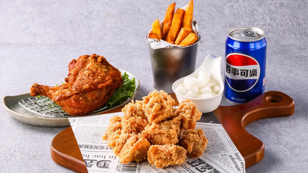 ▲7月暑假速食優惠！韓式炸雞bb.q CHICKEN「買一送一」，披薩、煎餅等第二件半價，6塊炸雞套餐249元起，17大優惠券爽吃到月底！頂呱呱「炸雞＋呱呱包」呱飽組優惠現省100元。（圖／全家國際餐飲提供）