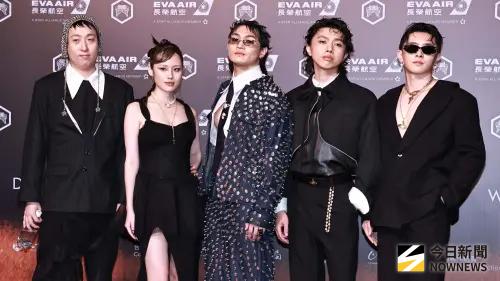 ▲美秀集團日前因為成員之間紛爭，宣布吉他手修齊（左1）將退團，不過在金曲獎後，主唱狗柏（中）突然在IG上曬出與修齊勾肩唱KTV畫面，象徵破冰合體讓粉絲們都十分感動，而讓他們眾人和好的幕後推手，疑似就是Energy成員Toro。（圖／NOWNEWS攝影中心）