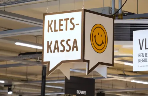 ▲荷蘭連鎖超市珍寶超市（Jumbo）推出「聊天結帳」（Kletskassa），希望民眾可以放慢腳步、互相關心而減少孤獨感。（圖／Jumbo Supermarkten臉書）