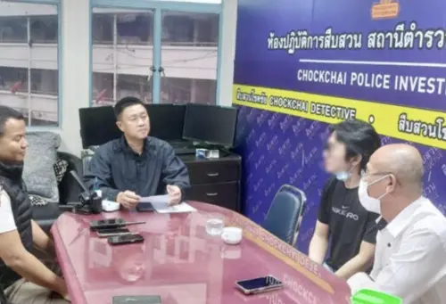 ▲害死女性模特的中國籍男嫌疑犯在6月27日於律師陪同下到警局自首。（圖／翻攝自khaosod）