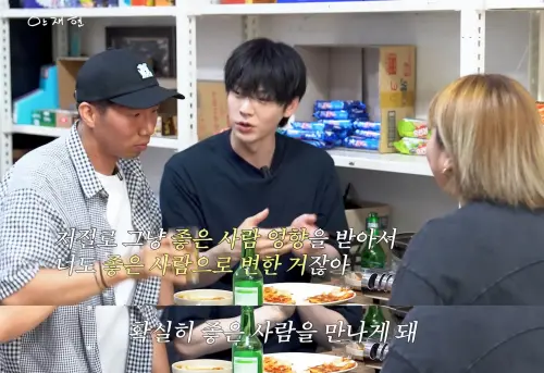 ▲安宰賢(中)很羨慕好友遇見「好的人」,才能開心談戀愛。(圖/안재현 AHN JAE HYEON YouTube) ▲安宰賢(中)很羨慕好友遇見「好的人」,才能開心談戀愛。(圖/안재현 AHN JAE HYEON YouTube)