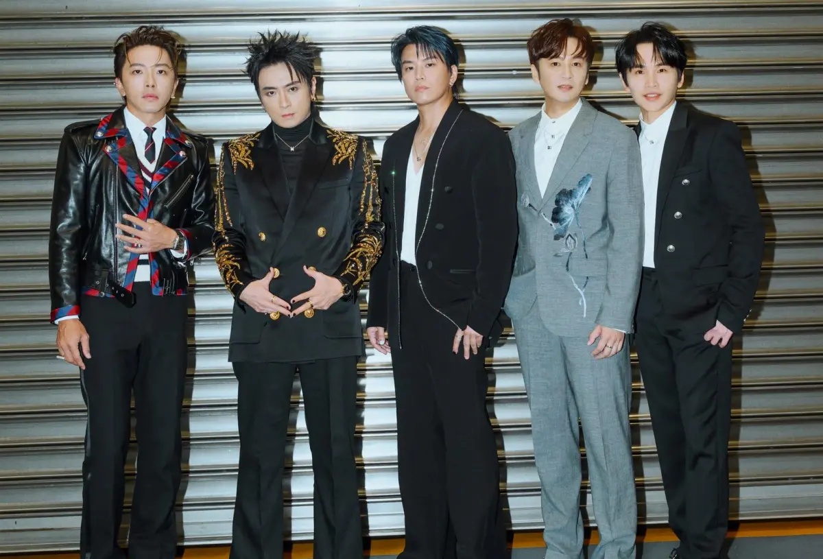 ▲Energy（如圖）剛在日前拿下金曲，突被網民討論兵役問題，成員當年都因身體狀況免役，但沒想到竟有網友酸「陣中有當兵的幾位」，讓阿弟妻子Mei不忍了，直接霸氣開嗆「我老公有去當兵怎麼了嗎」。（圖／Energy FB）