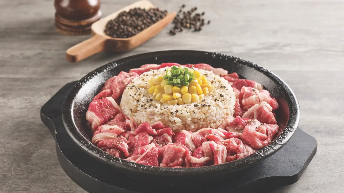 ▲胡椒廚房響應7月3日世界胡椒飯日「胡椒牛肉飯買一送一」優惠！今台南「南紡購物中心」全新開幕，全台4店一覽。三商巧福暑假「特價109元」開吃2款麵食菜單一次整理。（圖／胡椒廚房提供）