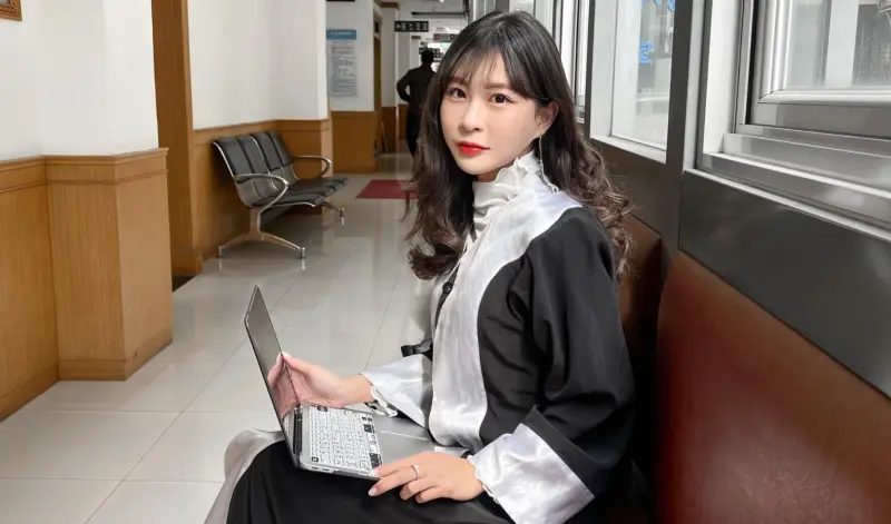 ▲網紅「仙塔律師」李宜諪（如圖）近期涉嫌協助詐騙集團洗錢遭捕，昨（30）日以70萬元交保，對此同行律師蘇文俊發文揭祕不法份子「包養律師」內幕，感嘆：「可割可棄的一環。」（圖／翻攝臉書）