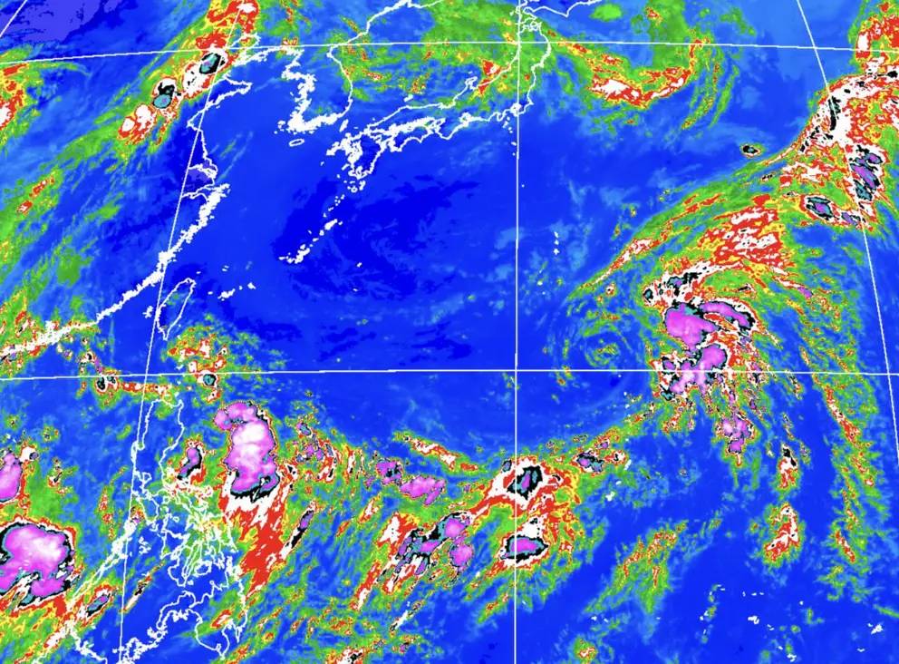 ▲本週預估會有2個熱帶擾動發展，有機會增強為颱風，路徑都會轉彎，變動性比較大。（圖／中央氣象署）