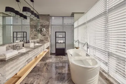 ▲然一酒店的客房衛浴空間，融合現代簡約的沉靜美感。（圖／然一酒店提供）