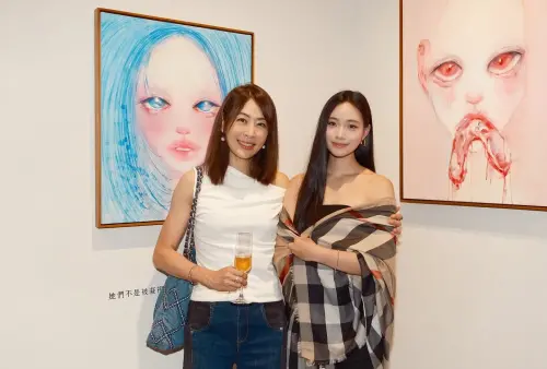 ▲賈永婕（左）也搶到小S女兒Lily（右）畫作！砸2萬元買下　曝：一堆人來搶。（圖／賈永婕FB）