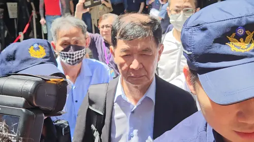 ▲彭振聲去（2025）年7月開庭前傳出妻子墜樓噩耗，在法庭外情緒失控。（圖／記者劉松霖攝2025.7.1）