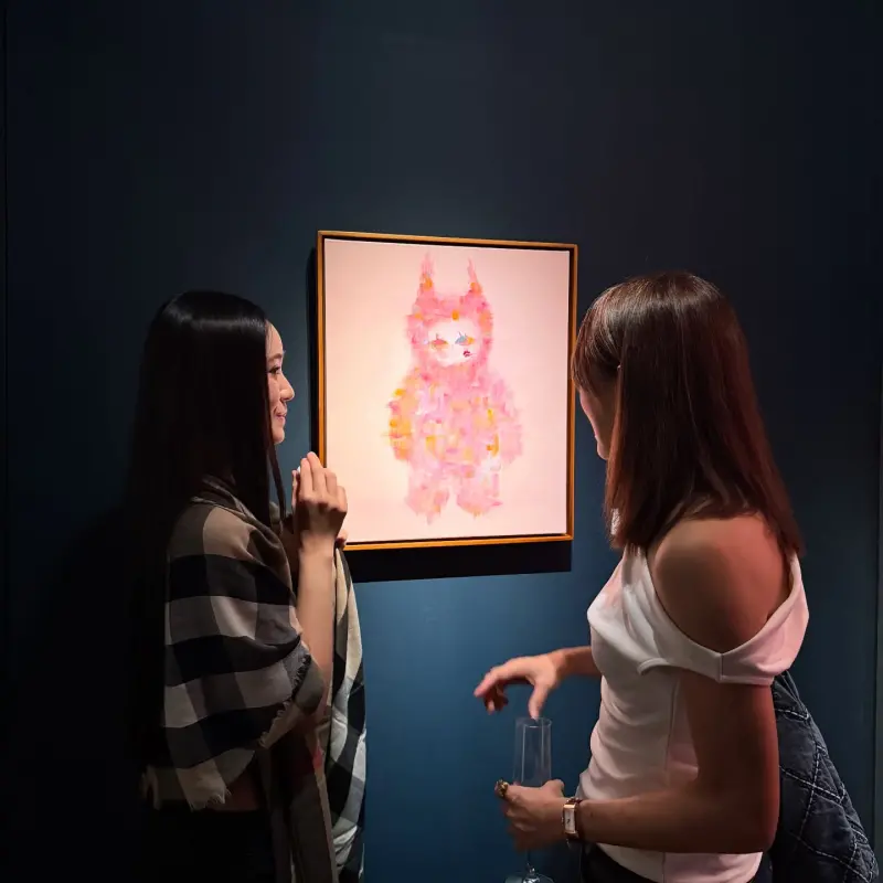 ▲賈永婕(右)前往參觀小S女兒Lily(左)作品展,在FB分享自己搶到的畫作,以及跟Lily的合照,還大讚Lily:我看好你加油。(圖/賈永婕FB)