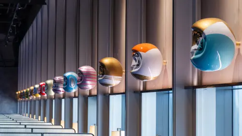 ▲旭集台南店巧妙融孔廟、赤崁樓等府城民俗文化等歷史意象，搭配濃厚的日式美學，打造出充滿故事感的用餐空間。（圖／饗賓集團提供）