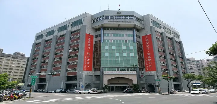 ▲高雄市三民區今天發生一起婦人墜樓事故，警、消到場時，發現婦人已經死亡，經查證身分，為台北市前副市長彭振聲妻子，詳細墜樓原因仍待調查。（圖／截自三民二分局網站）