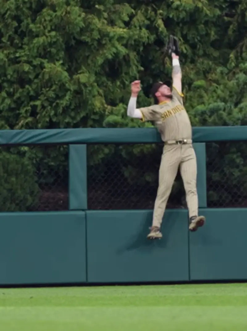 ▲美國職業棒球大聯盟（Major League Baseball）聖地牙哥教士外野手Jackson Merrill在今（1）日面對費城費城人的賽事時，於3局下半上演了精彩美技，沒收了費城人打者Max Kepler可能的一發三分砲。（圖／翻攝自教士粉專）