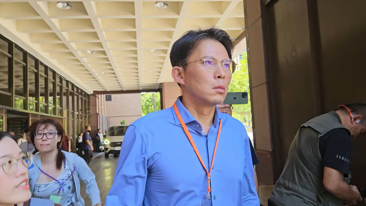 ▲民眾黨主席黃國昌趕赴北院關切彭振聲太太的死訊，離開時臉色鐵青不願受訪。（圖／記者劉松霖攝）