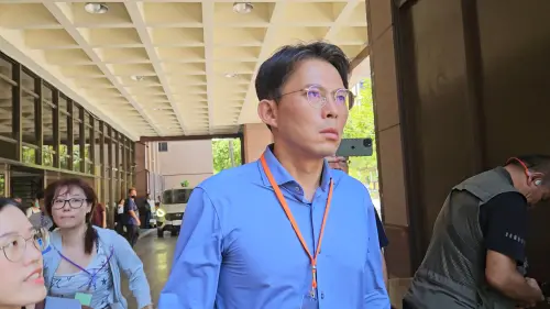 ▲民眾黨主席黃國昌趕赴北院關切彭振聲太太的死訊，離開時臉色鐵青不願受訪。（圖／記者劉松霖攝）