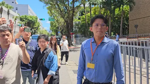 ▲記者詢問是否因為太生氣講不出話，黃國昌回答不受訪之後發聲明。（圖／記者劉松霖攝）