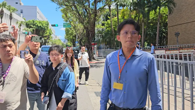▲記者詢問是否因為太生氣講不出話,黃國昌回答不受訪之後發聲明。(圖/記者劉松霖攝)
