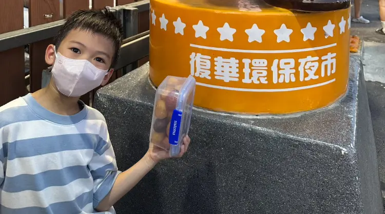 ▲南市府環保局推出「減塑要足GO 自備新食代」減廢活動，今天起至9月30日，於永康區復華夜市、東區大益夜市及北區小北觀光夜市推動減塑抽獎活動。（南市府環保局提供）