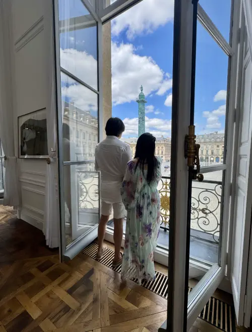 ▲米粒拍下伊能靜和秦昊的背影。(圖/翻攝自伊能靜微博) ▲米粒拍下伊能靜和秦昊的背影。(圖/翻攝自伊能靜微博)