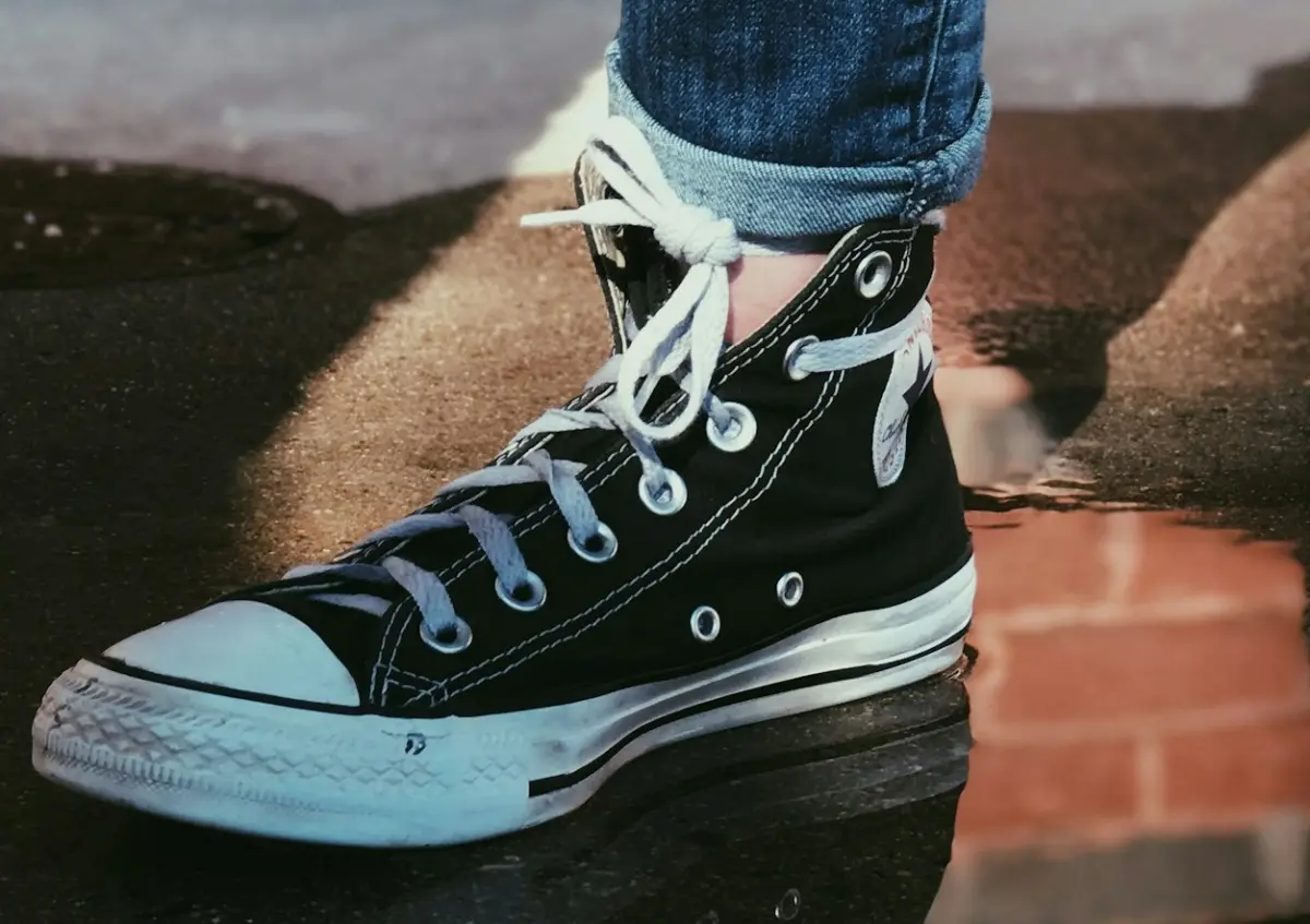 ▲Converse帆布鞋側邊可見「多兩個小洞」的設計，過去就有外媒分享其真正用途，讓許多顧客大長知識。（圖／取自unsplash）