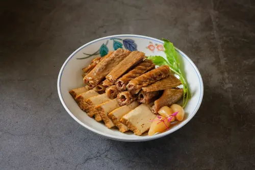 ▲除了港點，也還有香辣帶勁的「潮式麻辣鵝紅」。（圖／神旺提供）