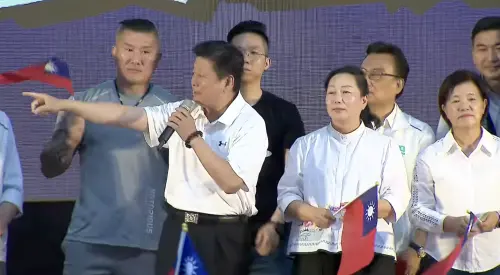 影／主持人炒氣氛喊「加油」　傅崐萁不爽：拿麥克風別講話！
