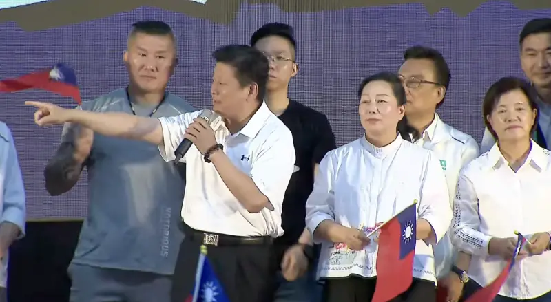 ▲傅崐萁要底下鄉親高呼「加油』，主持人炒熱氣氛附和，惹傅崐萁不爽制止「拿麥克風的別講話」。（圖／翻攝畫面）