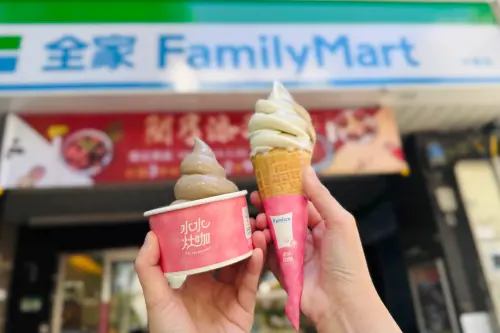 ▲「Fami!ce仙仙仙草霜淇淋」選用台灣仙草汁，將仙草淡淡草本甘味與Fami!ce霜淇淋乳感滑順融合。（圖／全家提供）