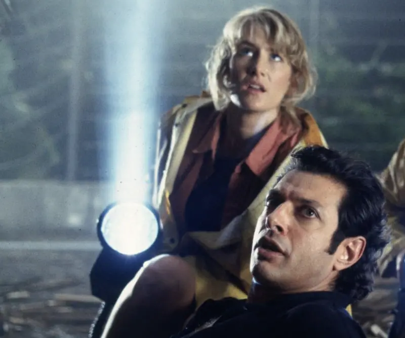 ▲《侏羅紀》系列元老中，蘿拉鄧（上）與傑夫高布倫（下）才是戲外真正有交往的一對，片中他們沒什麼感情手戲，巧的是他們的前男友、前妻，也在相近時間結婚，被視為「交換伴侶」的大八卦。（圖／摘自IMDb）