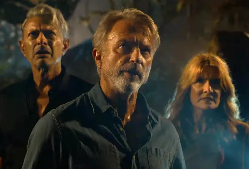 ▲《侏羅紀》系列的3位元老要角傑夫高布倫（左起）、山母尼爾、蘿拉鄧，片中的配對和戲外真正的組合不一樣。（圖／摘自IMDb）