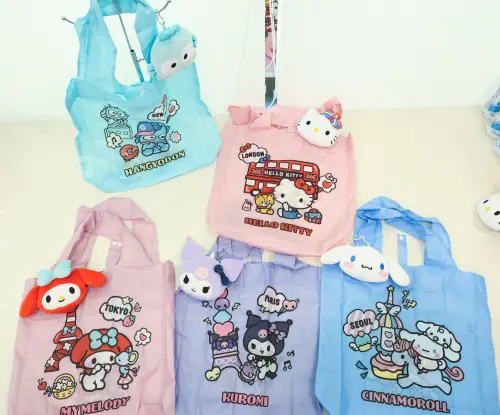 ▲7-11三麗鷗環遊世界五大城市絨毛布偶萬用提袋。（圖／）