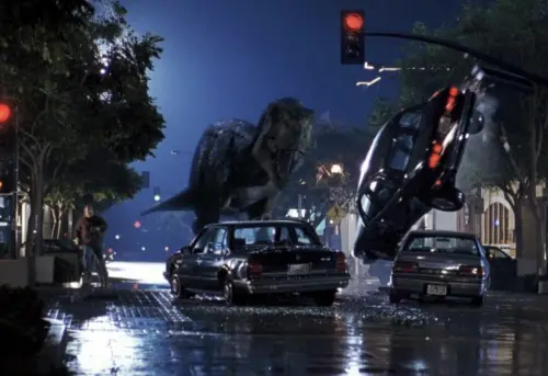 ▲《失落的世界：侏羅紀公園》恐龍衝進美國本土大街，有意影射日本的《哥吉拉》系列，讓美國取得版權重拍的《酷斯拉》提早被破哏。（圖／摘自IMDb）