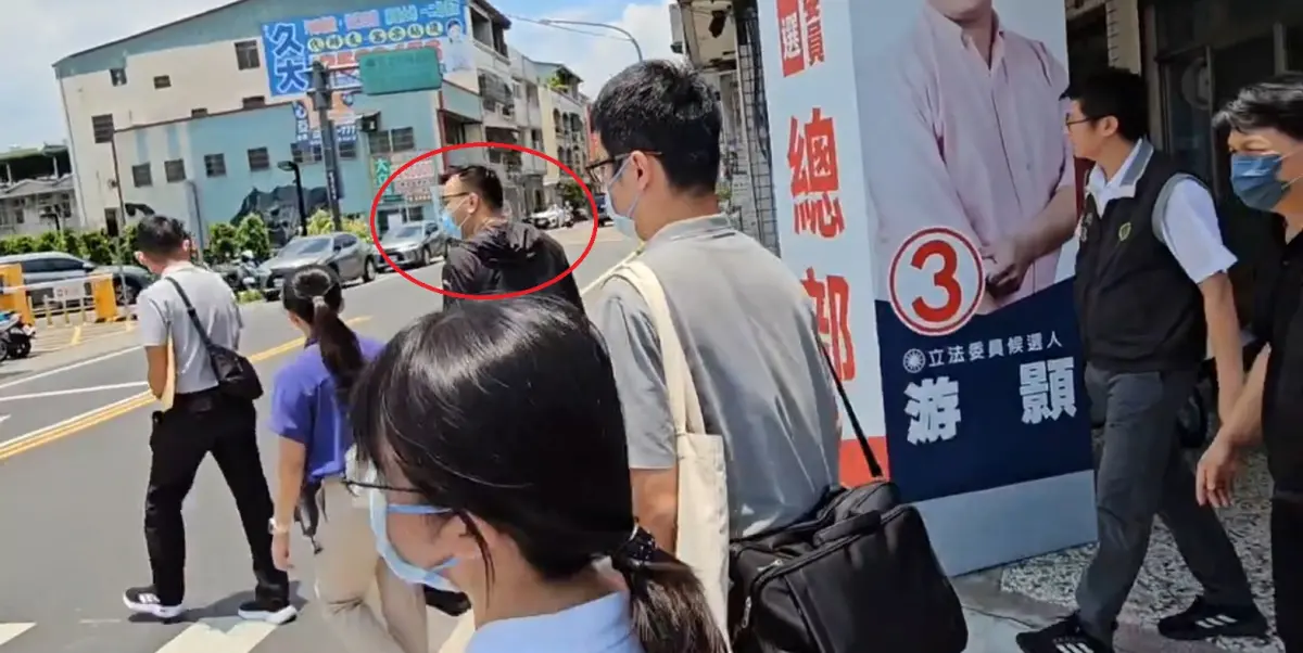 ▲檢調整個上午搜索國民黨南投縣黨部，近中午帶走總幹事葛典育（紅圈處）。（圖／讀者提供，2025.07.01）