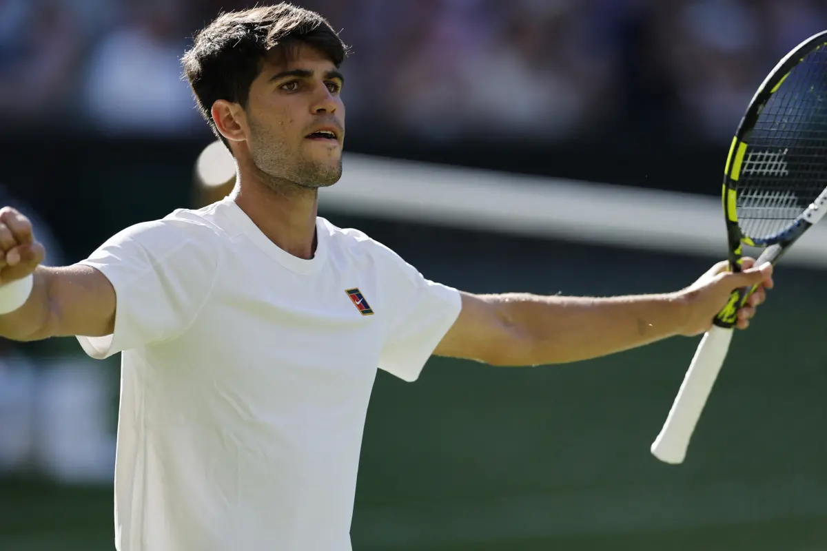 ▲西班牙名將Carlos Alcaraz在本屆溫布頓網球錦標賽第二輪表現強勢，以6：1、6：4、6：4直落三盤擊敗英國外卡選手Oliver Tarvet，順利挺進第三輪。（圖／路透／達志影像）