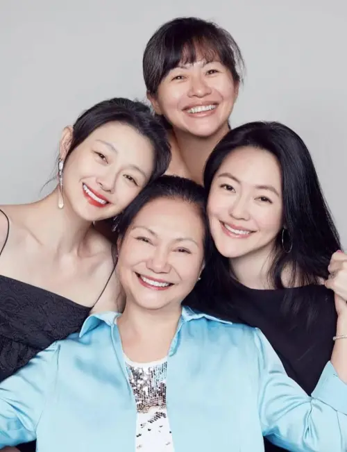 ▲S媽（中下）在大S（左）過世後時隔4個月首露面！現身Lily畫展　落淚請求「照顧小S（右）」引鼻酸。（圖／S媽（黃春梅） FB）