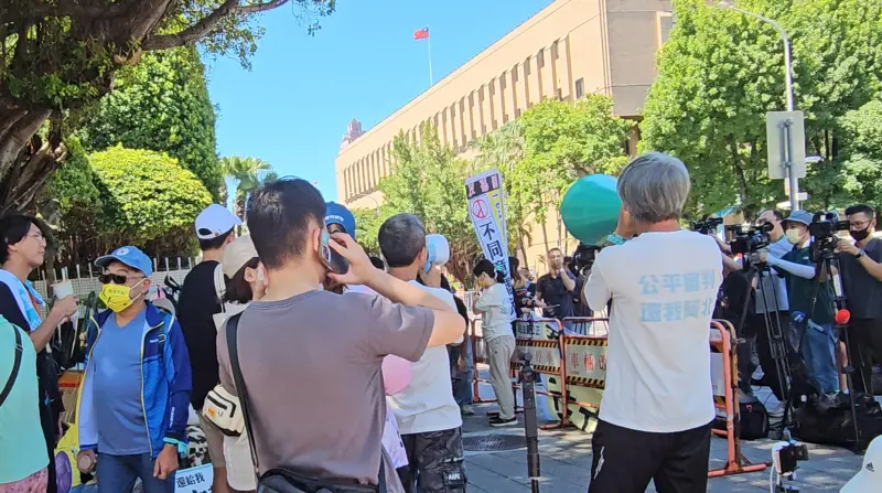 ▲民眾黨支持者原定下午4點後集結，因彭振聲太太過世消息傳開，提前到下午2點集合。（圖／記者劉松霖攝）