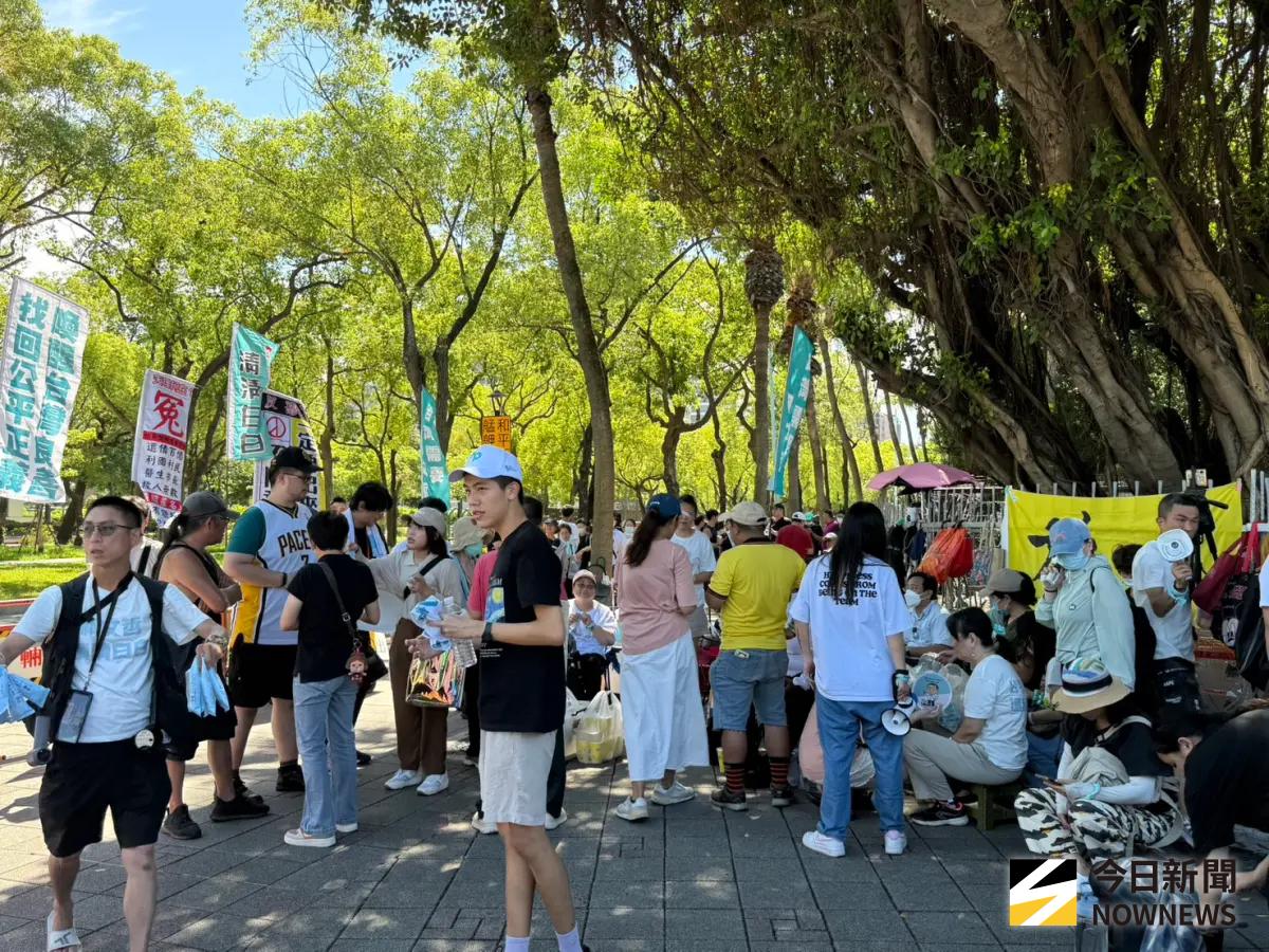 ▲不忍彭振聲的妻子過世，民眾黨號召小草到北檢、北院集結，支持者陸續來到現場。（圖／記者朱永強攝，2025.07.01）