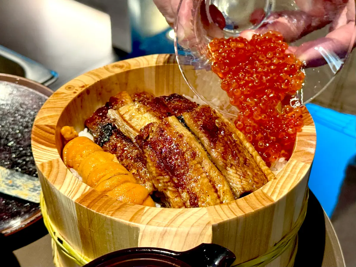 ▲「台北四大鰻魚飯」之稱的肥前屋熄燈令人錯愕。燒肉餐酒館STAR HUTONG 星胡同，今夏攜手逾90年歷史日本「四代目菊川」，端出「名古屋航線料理」，桌邊炭火現烤鰻魚開吃。（圖／記者蕭涵云攝）