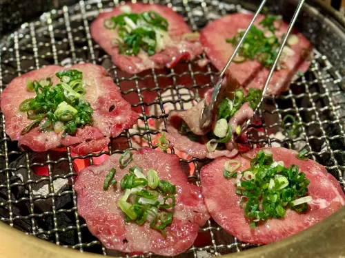 肥前屋鰻魚飯熄燈!胡同燒肉開吃日本「四代目菊川」桌邊現烤鰻魚 ▲和牛牛舌嫩中帶脆,很受饕客喜愛。(圖/記者蕭涵云攝)