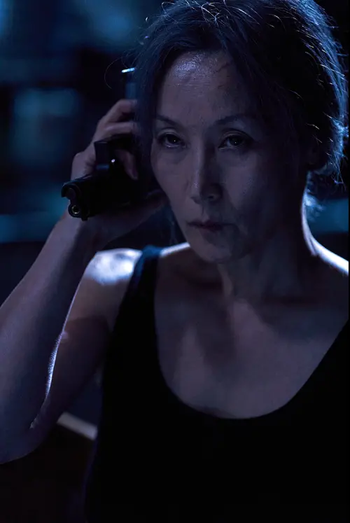 ▲李慧英一改過往優雅形象，在《聖母殺手》中飾演冷酷無情的傳奇殺手「爪角」（圖／鴻聯國際）