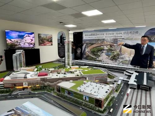 「D-ONE第一大天地」購物中心,今日首度公開1:200模型,以 ▲D-ONE第一大天地購物中心,今日首度公開1:200模型,整體涵蓋百貨購物中心、五星級酒店、國際金融大樓、多功能會展中心、劇場與藝術博物館等設施。(圖/記者金武鳳攝,2025.7.1)