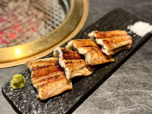肥前屋鰻魚飯熄燈!星胡同燒肉開吃日本四代目菊川:桌邊現烤鰻魚 ▲除了蒲燒鰻、白燒鰻也能一起享用。(圖/記者蕭涵云攝)