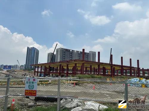 隈研吾打造台中新地標 第一大天地「月亮灣」空橋亮相 ▲「D-ONE第一大天地,位於台中三鐵共構區,基地面積超過15公頃,是全台單一量體面積最大的國際級商業開發案。(圖/記者金武鳳攝,2025.7.1)