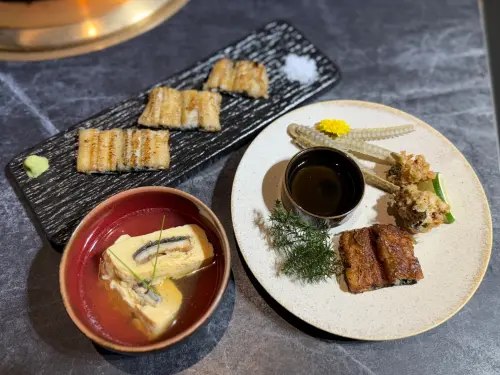 肥前屋鰻魚飯熄燈!星胡同燒肉開吃日本四代目菊川:桌邊現烤鰻魚 ▲鰻魚高湯玉子燒、鰻魚先付三品,大啖鰻魚美味。(圖/記者蕭涵云攝)