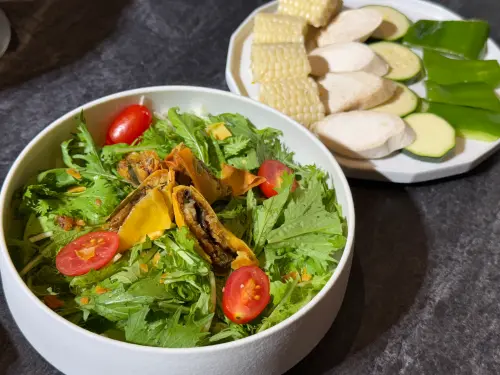 肥前屋鰻魚飯熄燈!星胡同燒肉開吃日本四代目菊川:桌邊現烤鰻魚 ▲鰻魚春捲沙拉,清爽開胃。(圖/記者蕭涵云攝)