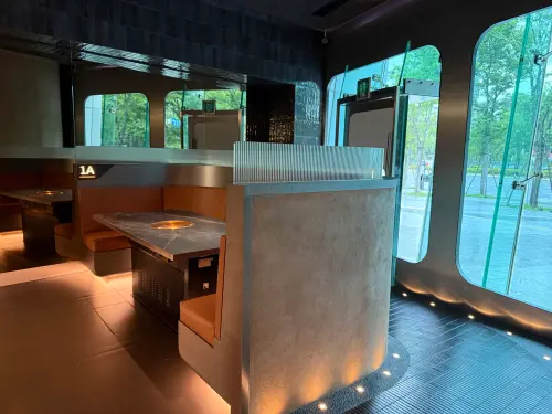 肥前屋鰻魚飯熄燈!星胡同燒肉開吃日本四代目菊川:桌邊現烤鰻魚 ▲燒肉餐酒館「STAR HUTONG 星胡同」也吃得到現烤鰻魚饗宴。(圖/記者蕭涵云攝)