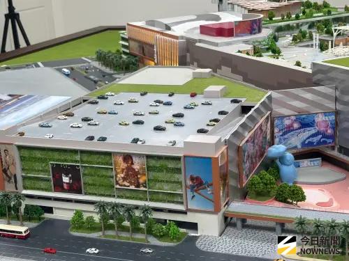 隈研吾打造台中新地標 「第一大天地「月亮灣」空橋亮相 ▲D-ONE第一大天地於高鐵、台鐵及台中捷運三鐵共構站正前方,規劃超級巨無霸全台最大立體停車場,擁有近3,000個汽車停車位,及2400機車位。(圖/記者金武鳳攝,2025.7.1)