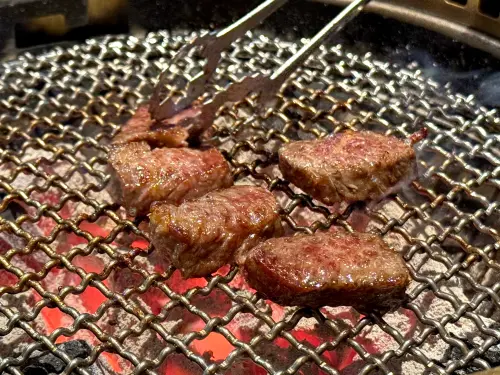 肥前屋鰻魚飯熄燈!星胡同燒肉開吃日本四代目菊川:桌邊現烤鰻魚 ▲「STAR HUTONG 星胡同」首創「燒肉x鰻魚」。(圖/記者蕭涵云攝)